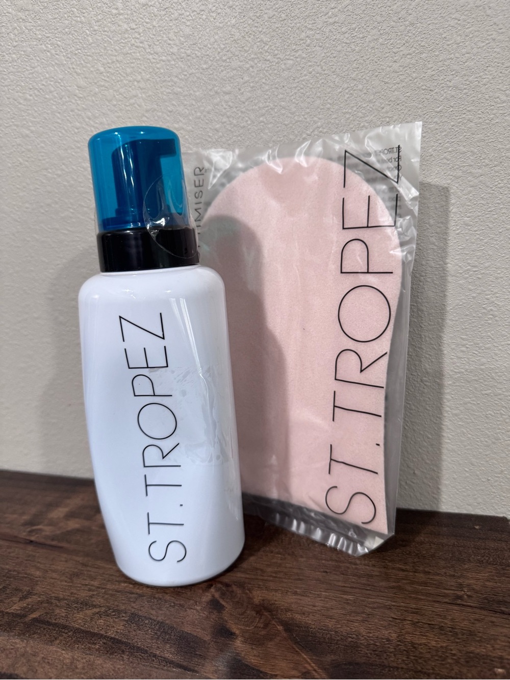St. Tropez White Bottle with Blue Pump & Light Pink Applicator